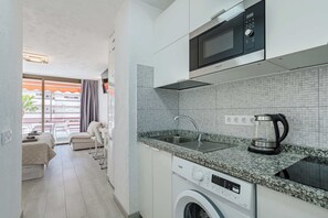 Fridge, microwave, stovetop, dishwasher - Olympia 4 - Studio including wifi and dishwasher (Costa Adeje)