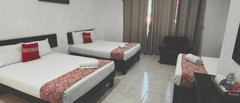 Chambre triple classique, vue sur la ville | Couette en duvet, fer et planche à repasser, accès au Wi-Fi (inclus)