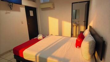Classic Single Room | Hypo-allergenic bedding, down duvets, iron/ironing board (on request)
