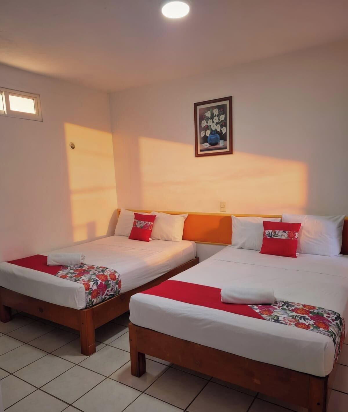 Habitación Confort con 2 camas individuales, vista al patio | Ropa de cama hipoalergénica, edredón y tabla de planchar con plancha 