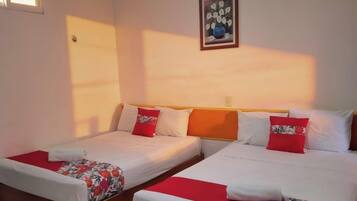 Habitación Confort con 2 camas individuales, vista al patio | Ropa de cama hipoalergénica, edredón y tabla de planchar con plancha