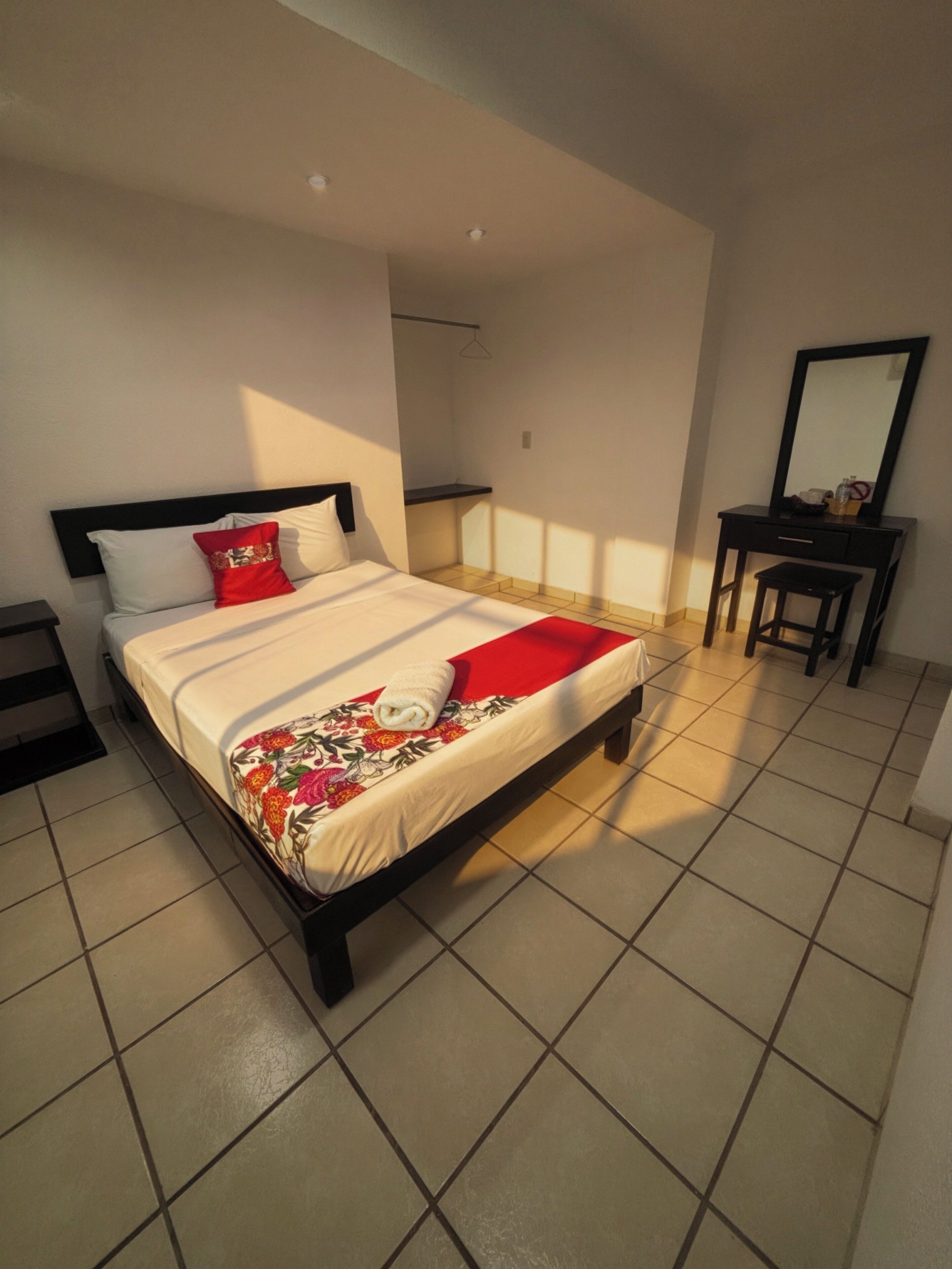 Classic Single Room | Down comforters, iron/ironing board (on request), WiFi (free)