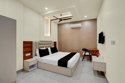 Super Townhouse Subharti University