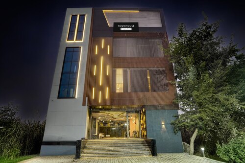 Super Townhouse Subharti University