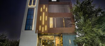 Super Townhouse Subharti University