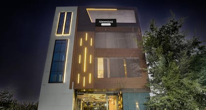 Super Townhouse Subharti University