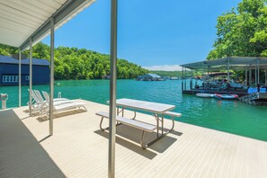 Outdoor dining - Lake Days & Sunset Nights - Beautiful 5 bedroom house on Norris Lake w/ dock! (Speedwell)