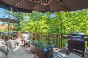 Outdoor dining - Lake Days & Sunset Nights - Beautiful 5 bedroom house on Norris Lake w/ dock! (Speedwell)
