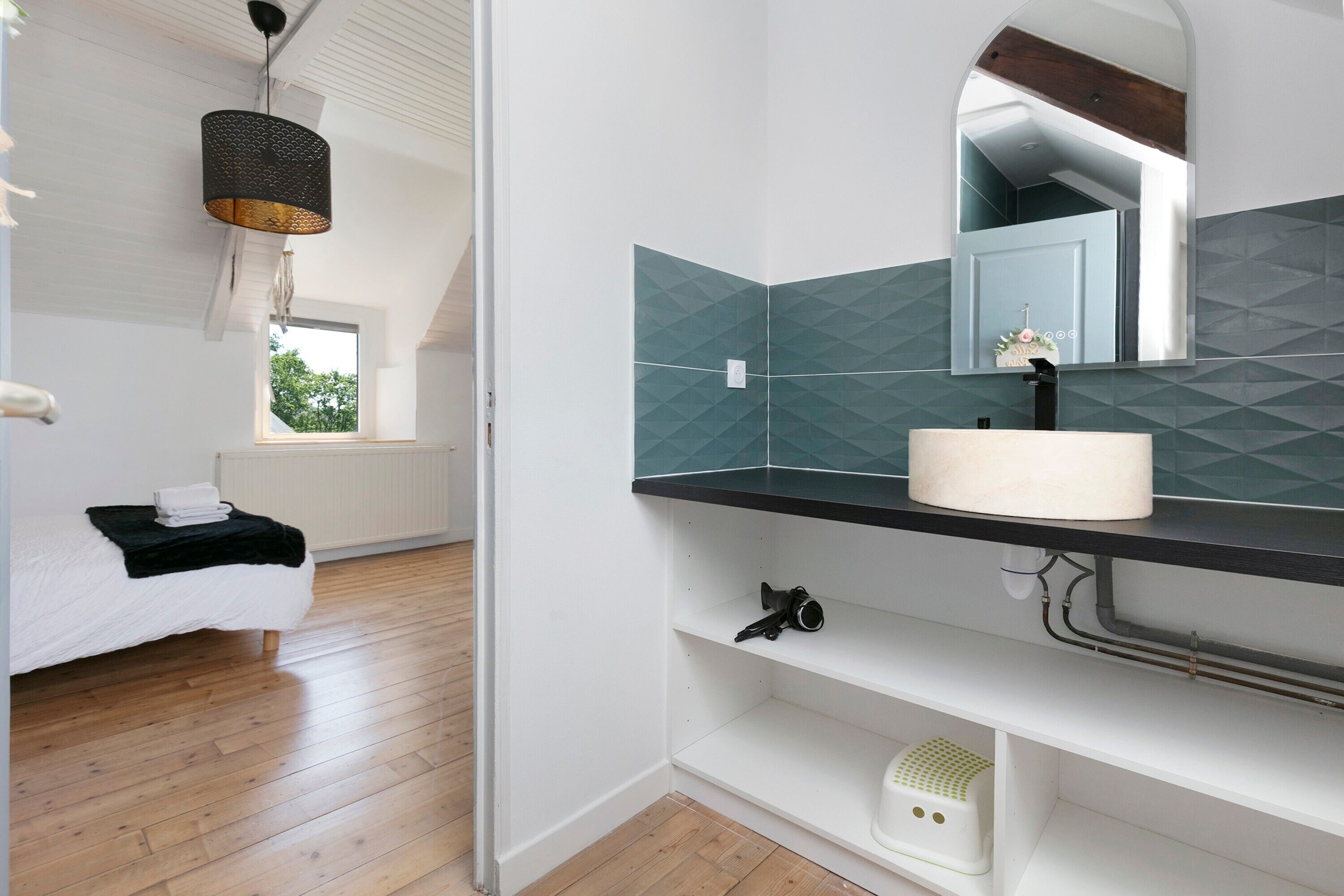 Tabla de planchar con plancha, wifi y ropa de cama 