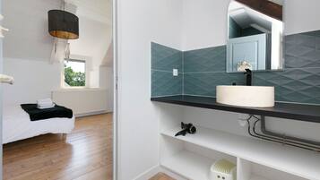 Tabla de planchar con plancha, wifi y ropa de cama