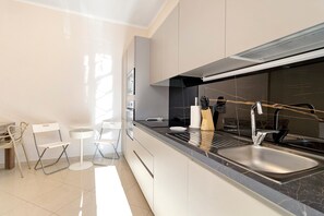 Fridge, microwave, oven, stovetop - Abbrescia 10 – Central Bari Apartment, Balcony, Self Check-in, Wi-Fi, 6 Guests (Bari)
