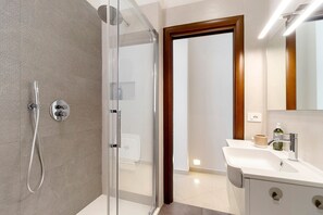 Shower, hair dryer, towels - Abbrescia 10 – Central Bari Apartment, Balcony, Self Check-in, Wi-Fi, 6 Guests (Bari)