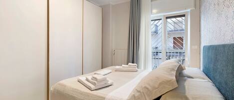 Iron/ironing board, WiFi, bed sheets