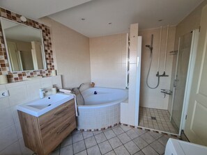 Secadora de cabello, toallas, jabón, papel de baño 