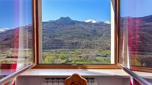 A window with a view of a mountain range and a valley. - Bellavista Saint-Vincent (Saint-Vincent)