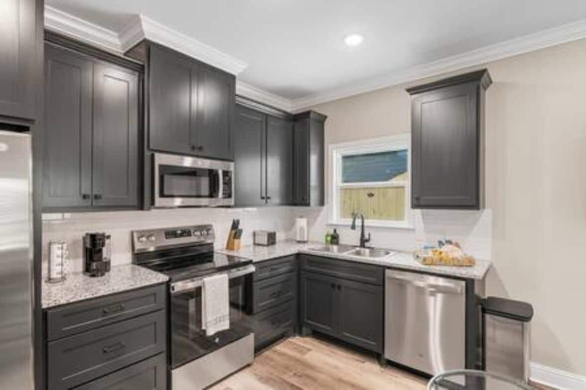 Stovetop, coffee/tea maker, dining tables