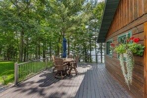 Outdoor dining - New! Gorgeous 3 bedroom on North Twin Lake (Conover)