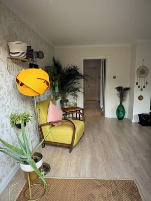 Interior - House - Sleeps 6 - Private Garden & Parking (Wokingham)