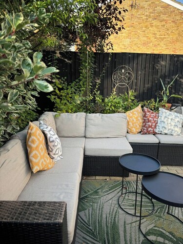 House - Sleeps 6 - Private Garden & Parking