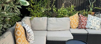 House - Sleeps 6 - Private Garden & Parking