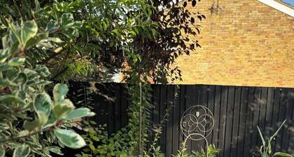 House - Sleeps 6 - Private Garden & Parking