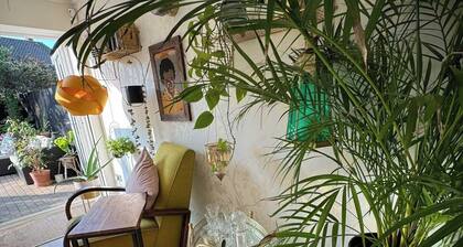 House - Sleeps 6 - Private Garden & Parking