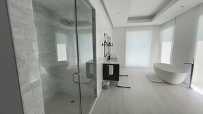 Shower, hair dryer, towels, soap - The Sapphire Horizon (Nassau)