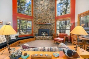 TV - Pine Cabin • Stargazing + Pool + Ping Pong + Views (Munds Park)