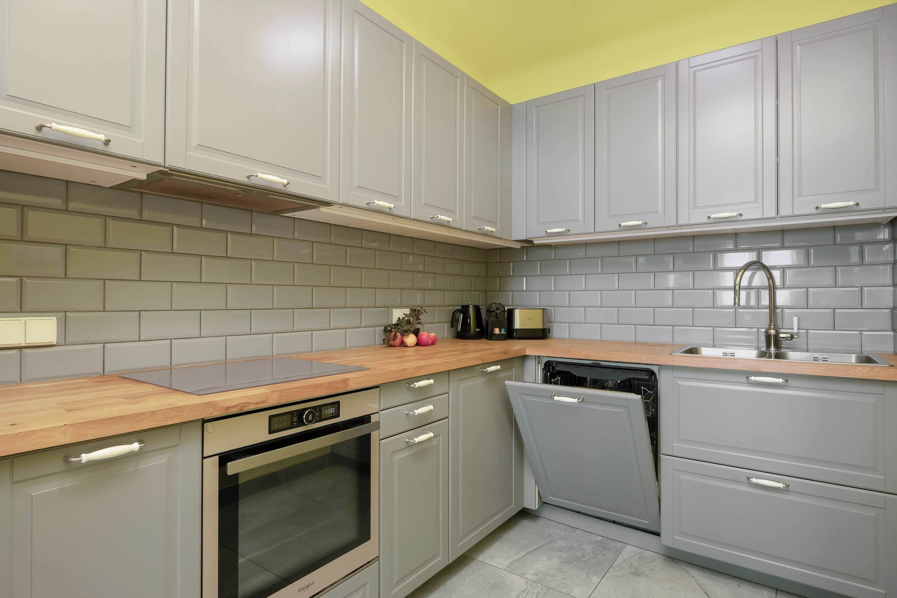 Frigorifero, forno, piano cottura, lavastoviglie