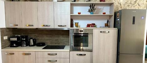 Coffee/tea maker, fridge, oven, stovetop