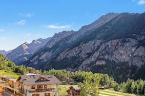 A mountain village with traditional wooden houses, a ski lift, and a clear view of the surrounding mountains. - 'Room 8' with Mountain View, Shared Terrace in Bionaz (Dzovennoz)
