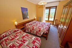 WiFi, bed sheets - "Room 9" with Mountain View, Shared Terrace in Bionaz (Dzovennoz)