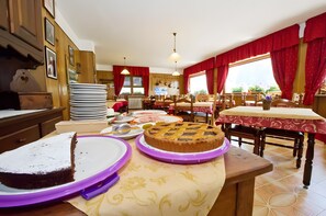 Dining - "Room 9" with Mountain View, Shared Terrace in Bionaz (Dzovennoz)