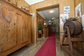 Lobby - "Room 9" with Mountain View, Shared Terrace in Bionaz (Dzovennoz)