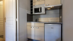 Fridge, microwave, coffee/tea maker, electric kettle - Bright apartment for 4 people, with a balcony (Grasse)
