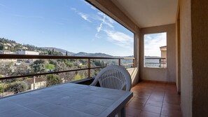 Outdoor dining - Bright apartment for 4 people, with a balcony (Grasse)