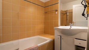 Bathroom - Bright apartment for 4 people, with a balcony (Grasse)