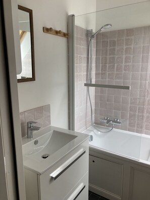 Regadera, toallas, papel de baño 