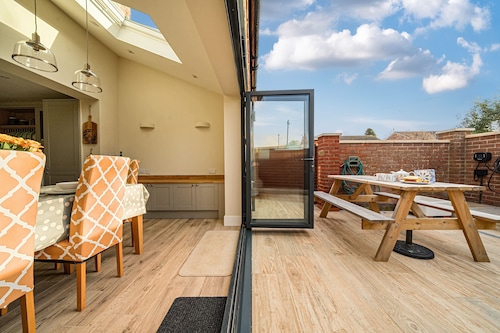 Close Cottage - sleeps 6 guests  in 3 bedrooms