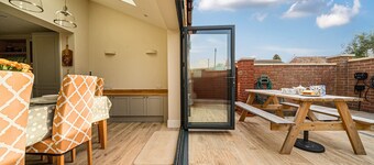 Close Cottage - sleeps 6 guests  in 3 bedrooms