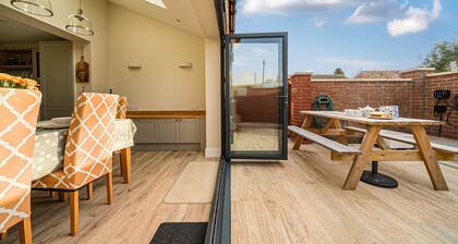 Close Cottage - sleeps 6 guests in 3 bedrooms