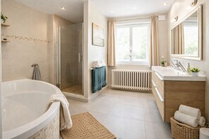 Shower, hair dryer, towels, toilet paper - La Dolce Quercy, charming gîte with swimming pool & SPA (Espère)