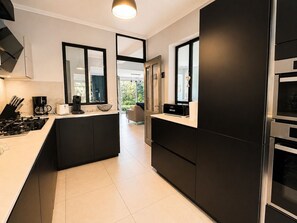 Fridge, microwave, oven, stovetop - La Dolce Quercy, charming gîte with swimming pool & SPA (Espère)