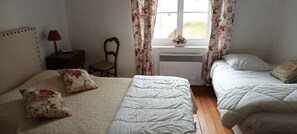 3 habitaciones, tabla de planchar con plancha, wifi y ropa de cama 