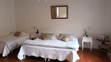 3 bedrooms, iron/ironing board, WiFi, bed sheets