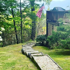 Property grounds - Cardinals Nest In The Smokies ~ Family Friendly (Haywood County)