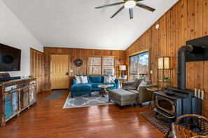 TV, DVD player - Cardinals Nest In The Smokies ~ Family Friendly (Haywood County)
