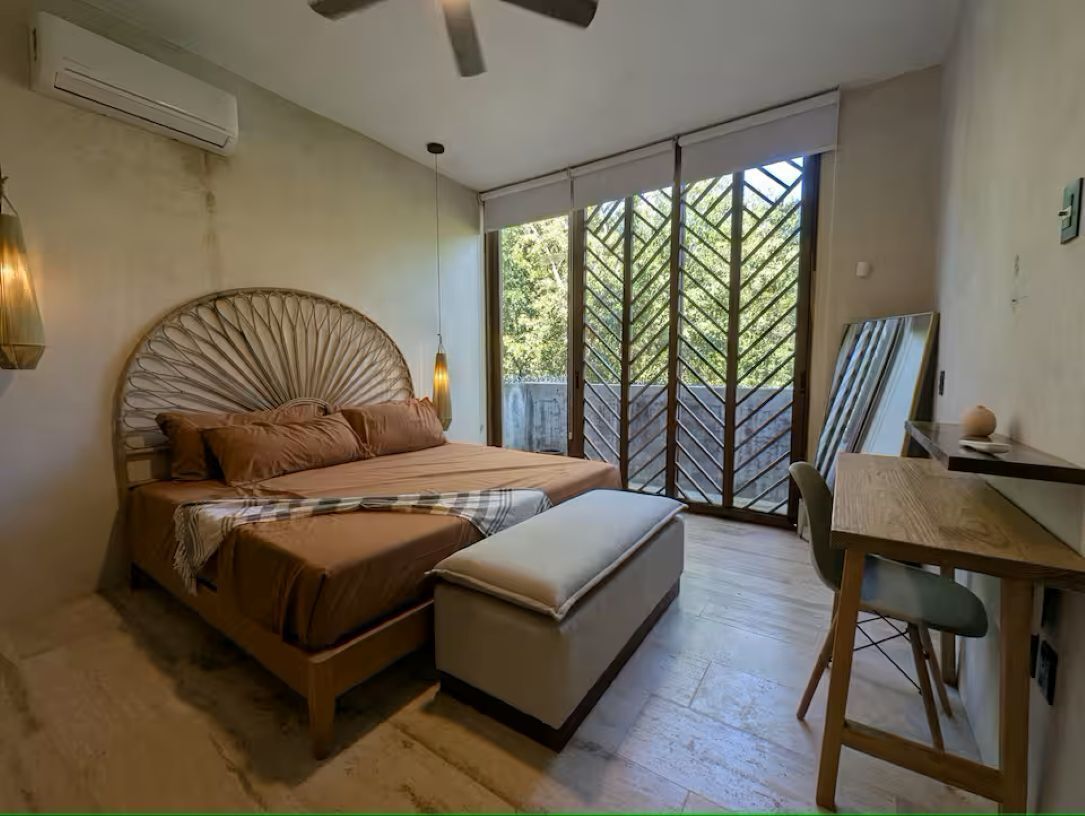 Tabla de planchar con plancha, wifi, ropa de cama