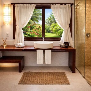 Deluxe Double Room, Lanai, Garden View | Bilik Mandi