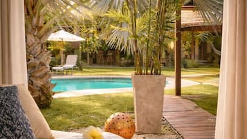 Deluxe tweepersoonskamer, 1 slaapkamer, balkon, uitzicht op tuin | Zwembad | Een buitenzwembad